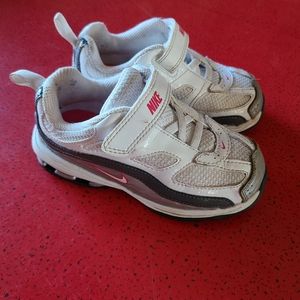 Toddler 9c Nike Reax sneaker
Easy on hook and loop